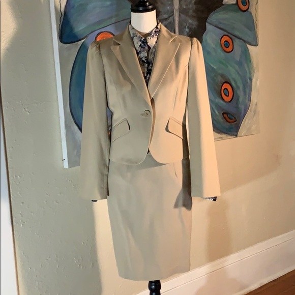 Skirt and jacket suit - Picture 3 of 16